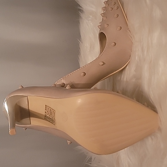 New size 6.5 beige heel with spikes - Picture 4 of 4